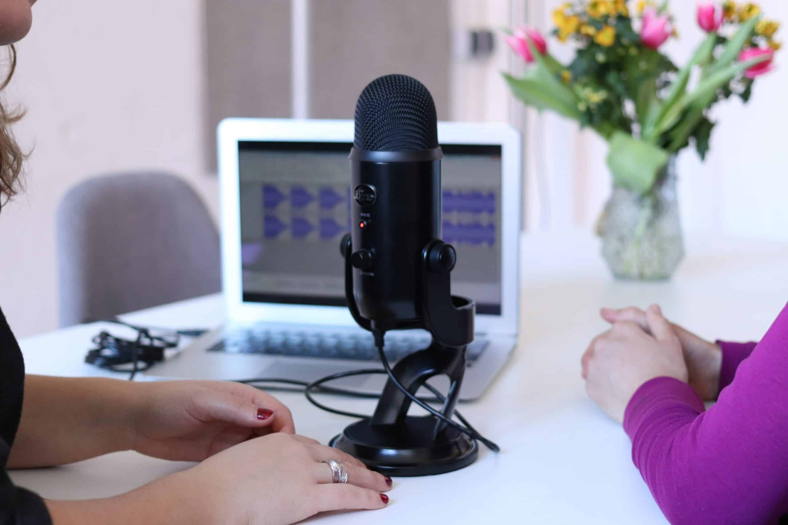 Podcast erstellen mit Mikrofon und Laptop